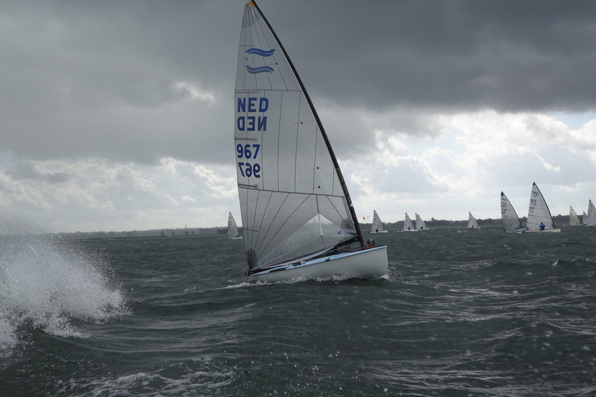 Zeiler op het Veluwemeer bij ruw weer